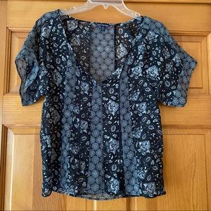 AMERICAN EAGLE Floral Blouse Black and White